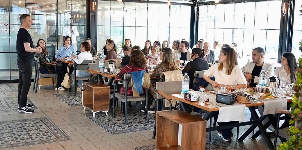 Başkan Kayserili belediyede çalışan öğretmenlerin gününü kutladı