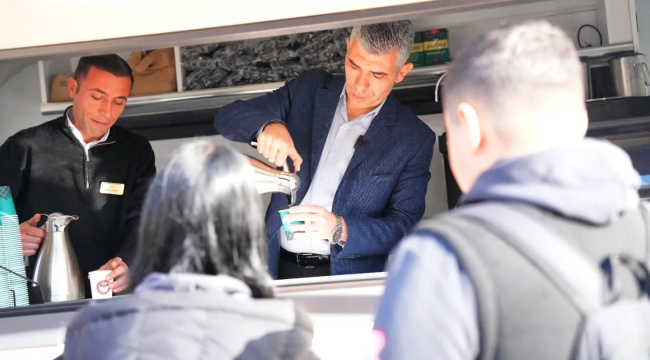 Başkan Okur öğrencilere kahve dağıttı