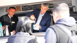 Başkan Okur öğrencilere kahve dağıttı