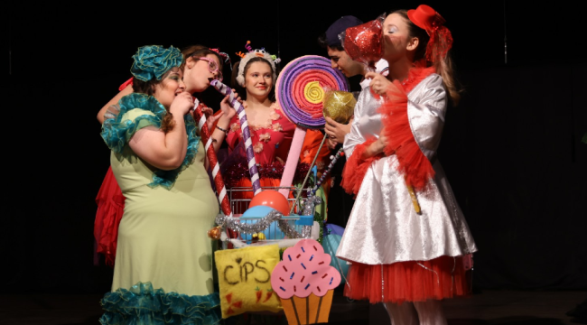 "Bizim Ayşe abur cubur krallığı'nda"oyunu çocuklarla buluştu