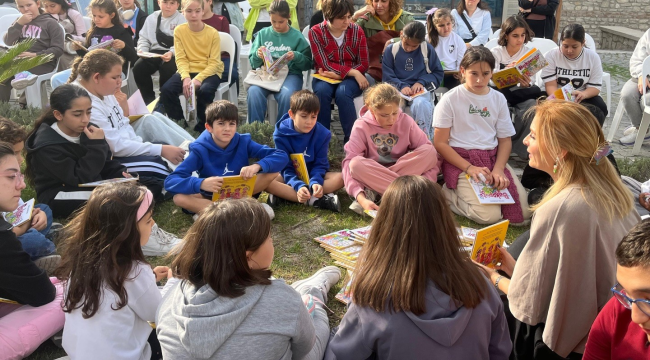 Ceyda Düvenci Urla'da çocuklarla buluştu