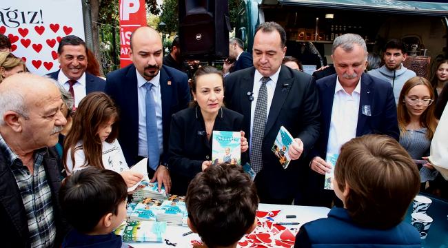 CHP'liler 10 kasımda nutuk kitabı ve anıtkabir maketi dağıttı