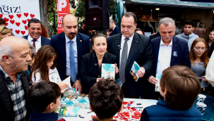 CHP'liler 10 kasımda nutuk kitabı ve anıtkabir maketi dağıttı