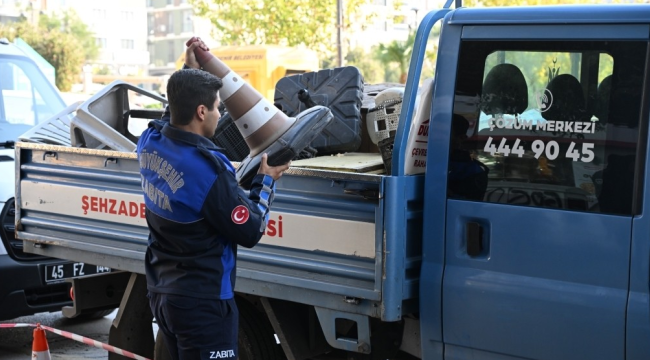 Kaldırımlar yaya engellerinden temizlendi
