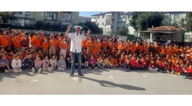 Kukla Çilli öğrencilerden tam not aldı