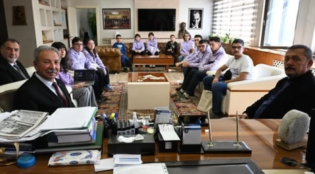 Lavender Robotics takım üyeleri başkan Nurlu'yu ziyaret etti