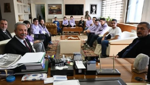 Lavender Robotics takım üyeleri başkan Nurlu'yu ziyaret etti