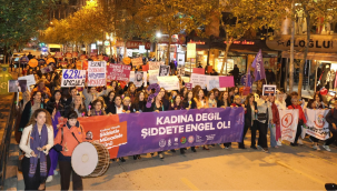 Manisa'da kadınlar şiddete karşı haykırışları gecenin karanlığını yırttı