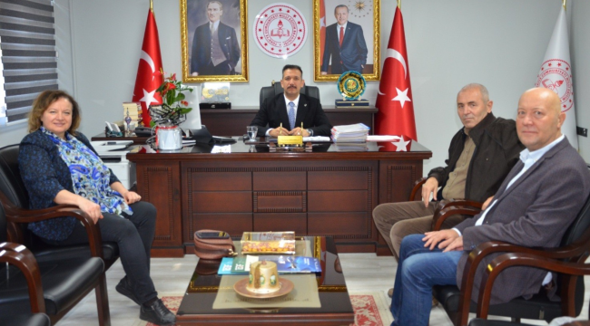 Manisa lisesi mezunları derneği yönetimi müdür Uğurelli'yi ziyaret etti