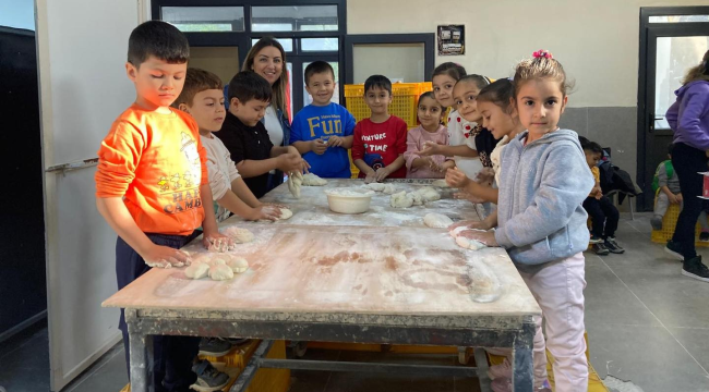 Minik eller ekmek yaptı