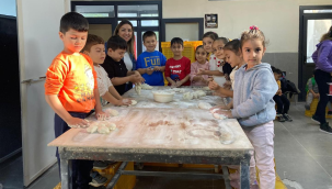 Minik eller ekmek yaptı