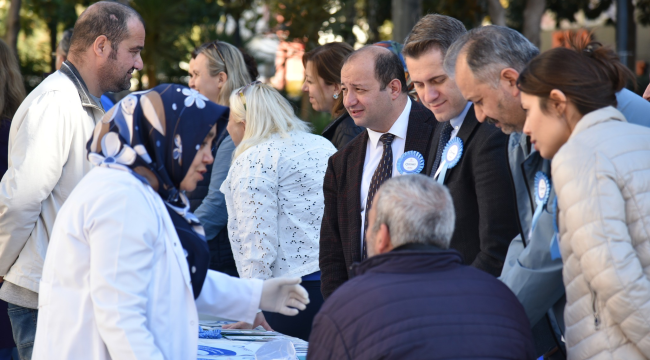 Müdür Zeren demokrasi meydanında kurulan kan şekeri ölçümü standını ziyaret etti