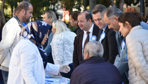 Müdür Zeren demokrasi meydanında kurulan kan şekeri ölçümü standını ziyaret etti