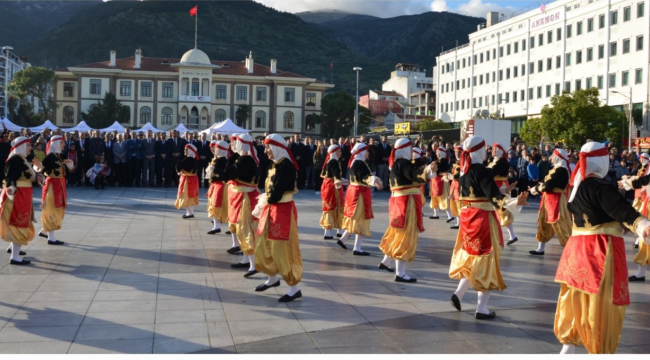 Öğretmenler günü kutlamaları renkli görüntülere sahne oldu