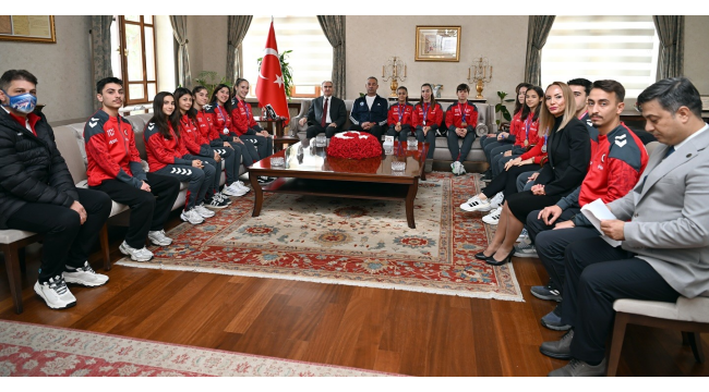 Şampiyon sporcuları kabul eden vali Özkan sporcuları kutladı 