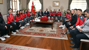 Şampiyon sporcuları kabul eden vali Özkan sporcuları kutladı 