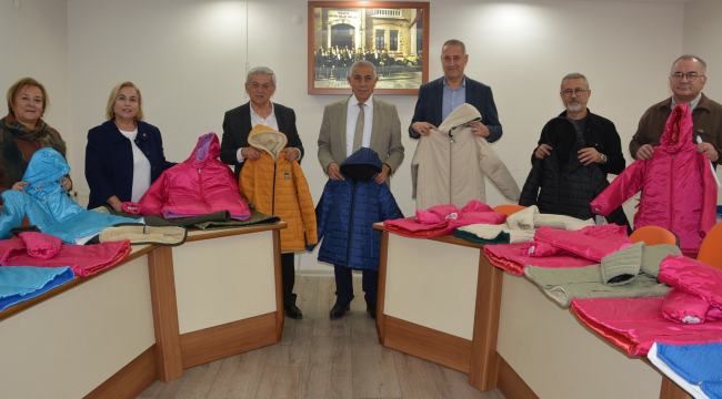 TSO Salihli Kula ve Selendi'de ihtiyaç sahibi ilkokul öğrencilerine mont dağıttı