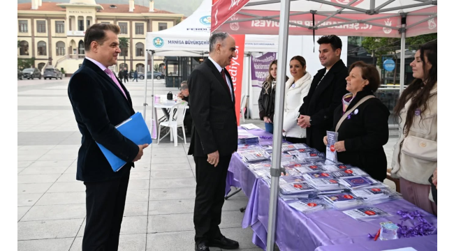 Vali Özkan kurulan stantları ziyaret etti