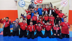Yunusemre güreşcileri U9 yaş kategorisinde takım halinde şampiyon oldu