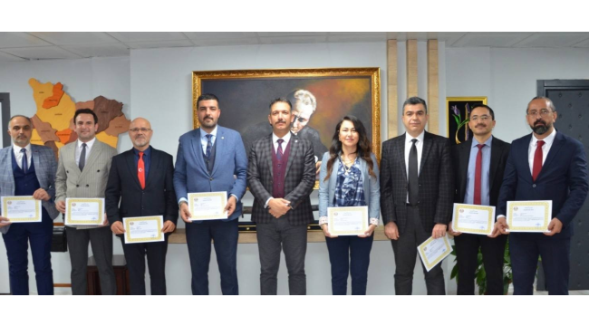 Başarılı okul müdürleri belgelerini aldı
