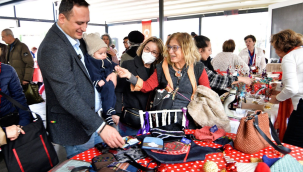 Başkan hediyeleri çağdaş yaşam kermesinden aldı