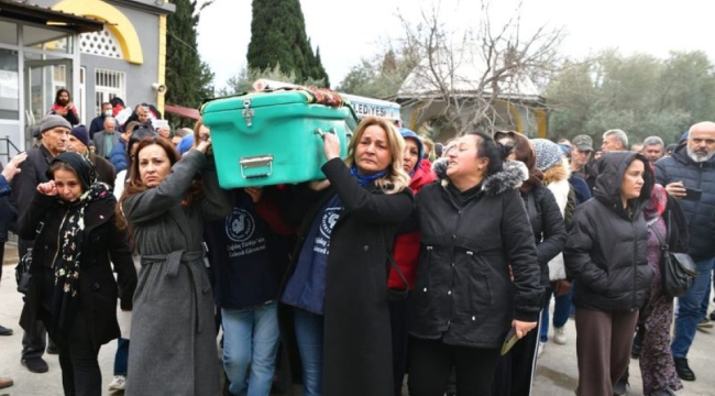 Cenazesini kadınlar taşıdı