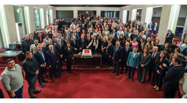 CHP Genel Başkanı Özel, genel merkez çalışanlarının yeni yılını kutladı 