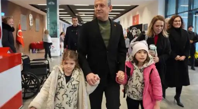 CHP lider Özel kızları okula götürdü