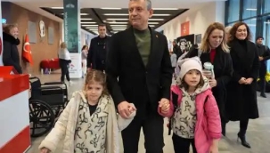 CHP lider Özel kızları okula götürdü