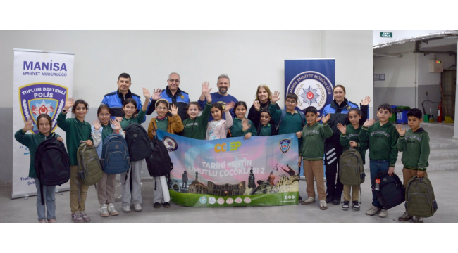 Çocuklara çanta kırtasiye setleri dağıtıldı