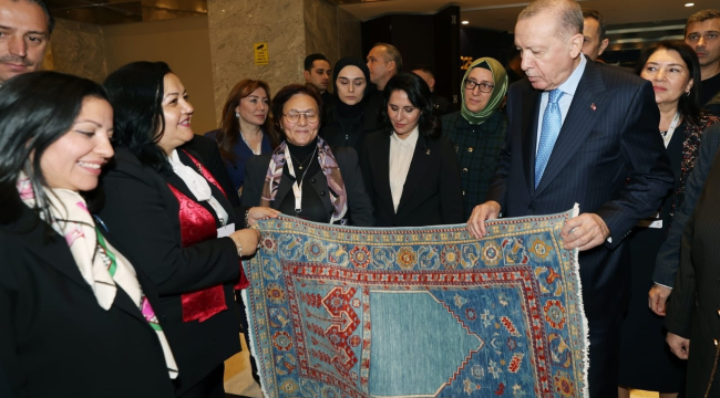 Demirci AKP kadın kollarından Cumhurbaşkanına halı hediyesi