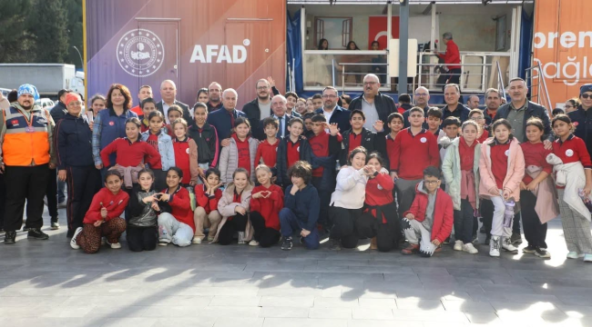 Deprem tatbikatı gerçeğini aratmadı