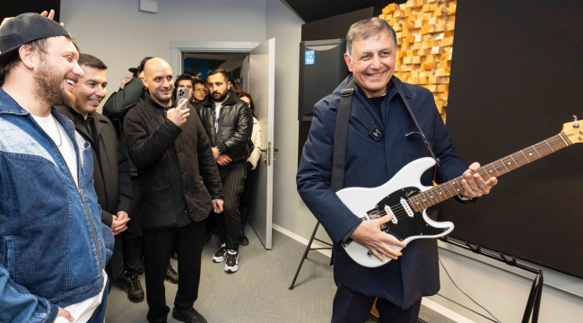 Gençlere profesyonel ekipmanlarla ücretsiz müzik kaydı