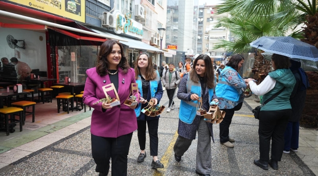 İyi parti kadınlara şiddetle mücadele kartvizitleri dağıttı