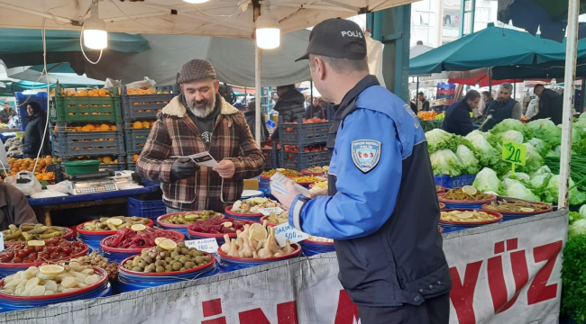 Polis pazarda dolandırıcılığa karşı bilgilendirme broşürü dağıttı