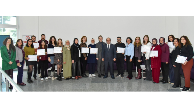 Seminerde başarılı katılımcılar serfikalarını aldı