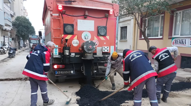 Alaşehir'de bozulan yollarda asfalt, bakım ve onarım yapıldı