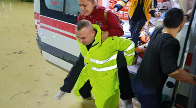 Aşırı yağış Manisa'da yaşamı felç etti