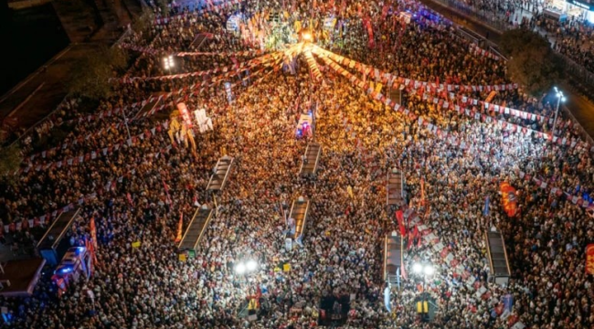 CHP lideri Özel'den bilboard tepkisi: ilan ilan değil kuyruklu yalan