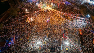 CHP lideri Özel'den bilboard tepkisi: ilan ilan değil kuyruklu yalan