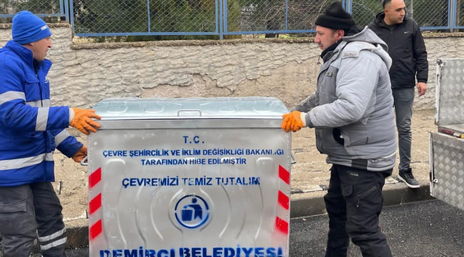 Demirci'de yeni çöp konteynırlarının dağıtımı başladı