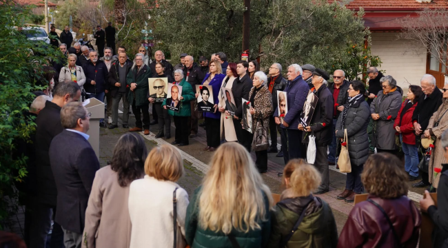 Mumcu Ayvalık'ta evinin önünde anıldı