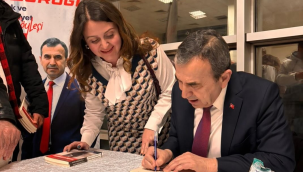 Naim Babüroğlu Manisa'da Atatürk ve cumhuriyeti anlattı