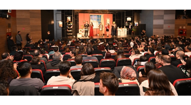 'Şiddetli geçimsizlik'tiyatro oyunu dünya prömiyerini Manisa'da yaptı