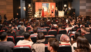 'Şiddetli geçimsizlik'tiyatro oyunu dünya prömiyerini Manisa'da yaptı