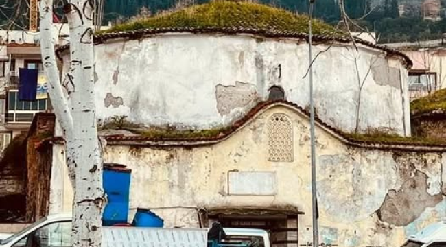 Tarihi alaca hamam harabeye döndü