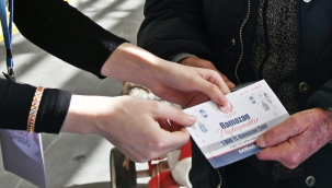 Akhisar belediyesinden yoksullara ramazan çeki dağıtımı