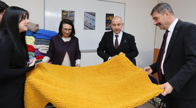 "Bir ilmek bir umut" 70 öğrencinin emek verip dokuduğu battaniyeler depremzedelere ulaştırıldı