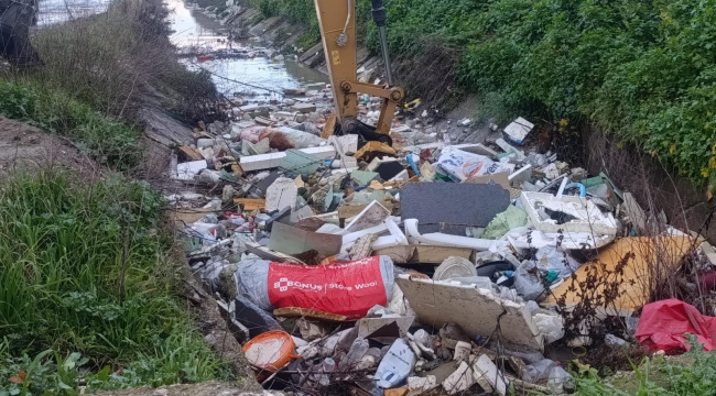  Bozköy deresinde 150 kamyon çöp temizliği