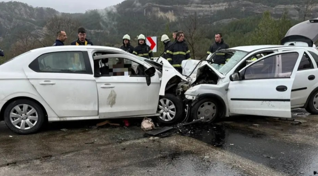 Burdur'da iki otomobil çarpıştı 6 kişi yaşamını yitirdi 5 kişi yaralandı